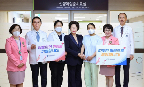 쌍둥이 조산 탈북민(왼쪽에서 다섯번째) 지원한 가천대 길병원. 가천대 길병원 제공